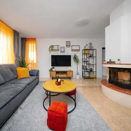 Spacious & Stylish 2bd Urban Retreat By Flat Manаger Apartman Szófia